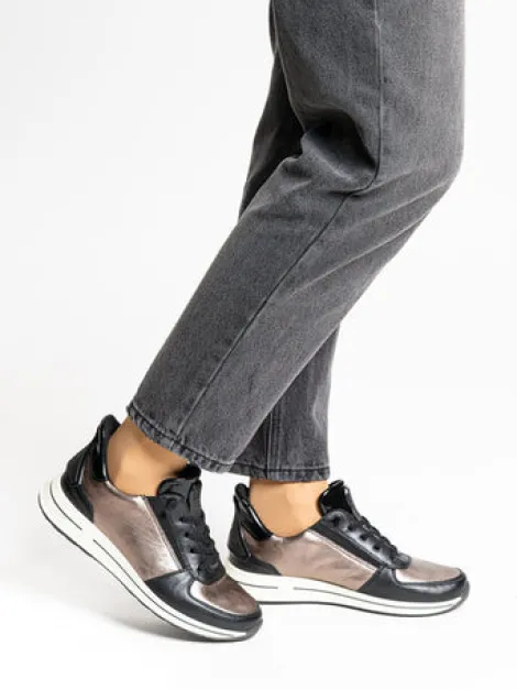 Ara 122483615-Trainer.
